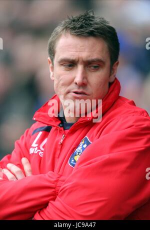 LEE CLARK HUDDERSFIELD TOWN MANAGER GALPHARM STADIUM HUDDERSFIELD ENGLAND 27. Februar 2010 Stockfoto