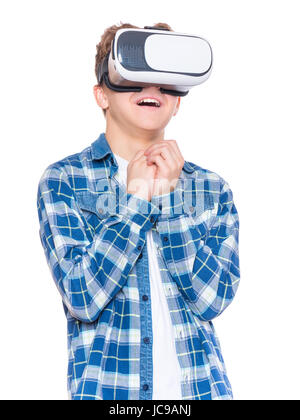 Erstaunt Teen jungen schreien, tragen von virtual-Reality-Brille Filme oder Videospiele spielen. Überrascht Teenager auf der Suche in VR-Brille. Kind-exp Stockfoto