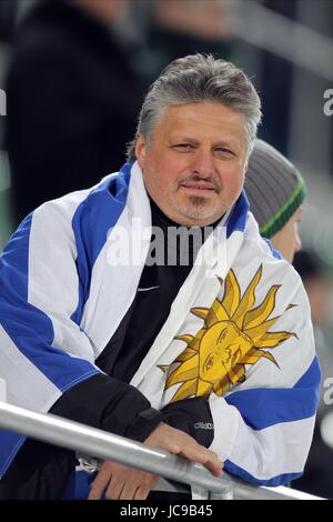 URUGUAY-FAN MIT NATIONALFLAGGE URUGUAY AFG-ARENA ST. GALLEN Schweiz 3. März 2010 Stockfoto