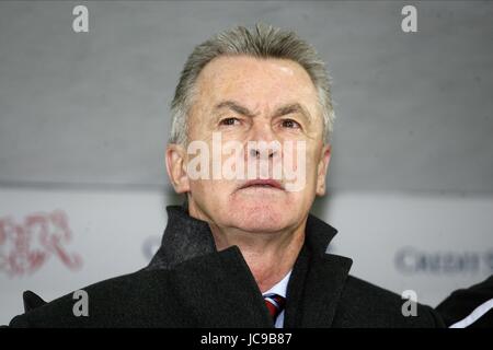 OTTMAR HITZFELD SCHWEIZ NATIONAL COACH AFG-ARENA ST. GALLEN Schweiz 3. März 2010 Stockfoto