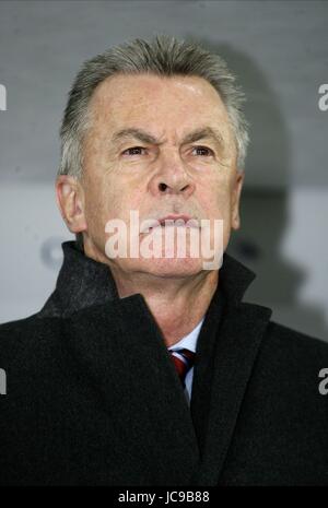 OTTMAR HITZFELD SCHWEIZ NATIONAL COACH AFG-ARENA ST. GALLEN Schweiz 3. März 2010 Stockfoto