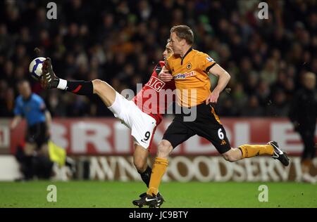 DIMITAR BERBATOV JODY CRADDOCK Wölfe V MANCHESTER UNITED MOLINEUX WOLVERHAMPTON ENGLAND 6. März 2010 Stockfoto