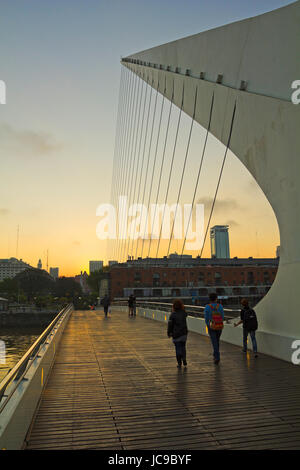 Fußgänger überqueren der Brücke der Frau in der Nähe von Puerto Madero, über den Rio De La Plata. Buenos Aires, Argentinien. Stockfoto