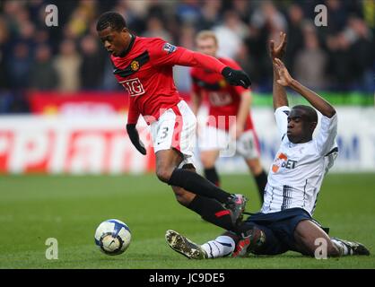 PATRICE EVRA & FABRICE MUAMBA BOLTON WANDERERS V MANCHESTER REEBOK STADIUM BOLTON ENGLAND 27. März 2010 Stockfoto