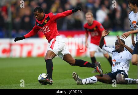 PATRICE EVRA & FABRICE MUAMBA BOLTON WANDERERS V MANCHESTER REEBOK STADIUM BOLTON ENGLAND 27. März 2010 Stockfoto