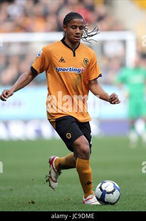 MICHAEL MANCIENNE WOLVERHAMPTON WANDERERS FC MOLINEUX STADIUM WOLVERHAMPTON ENGLAND 27. März 2010 Stockfoto