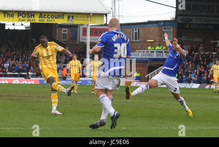 AMEOBI Partituren PETERBOROUGH V NEWCASTLE vereinen LONDON ROAD PETERBOROUGH ENGLAND 3. April 2010 Stockfoto