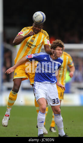 AMEOBI & JOSH SIMPSON PETERBOROUGH V NEWCASTLE vereinen LONDON ROAD PETERBOROUGH ENGLAND 3. April 2010 Stockfoto