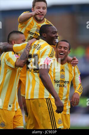 AMEOBI feiert mit TEAMATE PETERBOROUGH V NEWCASTLE vereinen LONDON ROAD PETERBOROUGH ENGLAND 3. April 2010 Stockfoto