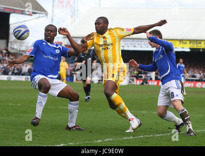 GABRIEL ZAKUANI AMEOBI & LEE PETERBOROUGH V NEWCASTLE vereinen LONDON ROAD PETERBOROUGH ENGLAND 3. April 2010 Stockfoto