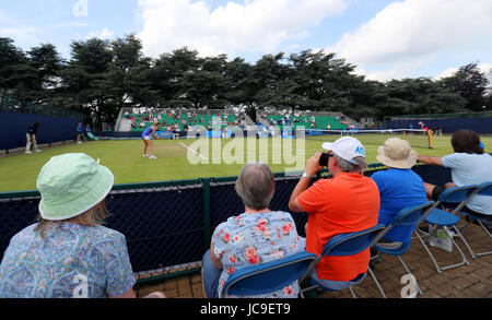 Tennis-Fans beobachten Sie die Action auf den äußeren Plätzen tagsüber drei der AEGON Open Nottingham Nottingham Tenniszentrums. Stockfoto