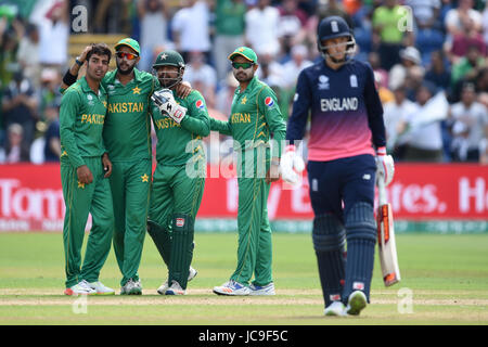 Pakistans Sarfraz Ahmed (3. links) feiert das Wicket Englands Joe Root (rechts) mit Teamkollegen während der ICC Champions Trophy, Semi-Finale in Cardiff Wales Stadium. Stockfoto