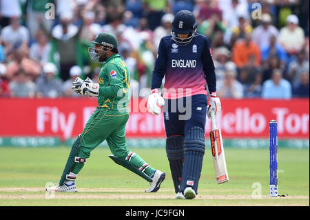 Pakistans Sarfraz Ahmed (links) feiert das Wicket Englands Joe Root (rechts) während der ICC Champions Trophy, Semi-Finale in Cardiff Wales Stadium. Stockfoto