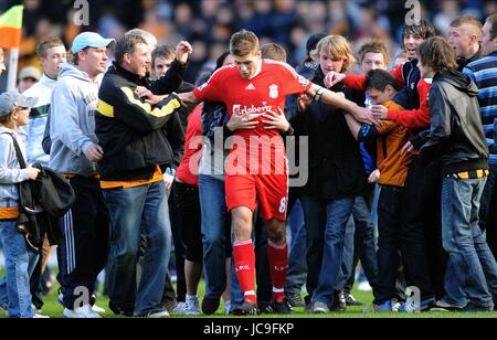 STEVEN GERRARD wehrt Rumpf HULL V LIVERPOOL KC STADIUM HULL ENGLAND 9. Mai 2010 Stockfoto