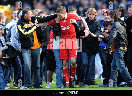 STEVEN GERRARD KÄMPFE AUS HULL FANS, Hull, HULL V V LIVERPOOL LIVERPOOL, 2010 Stockfoto