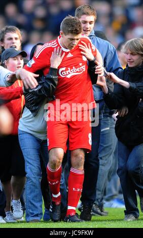 STEVEN GERRARD KÄMPFE AUS HULL FANS, Hull, HULL V V LIVERPOOL LIVERPOOL, 2010 Stockfoto