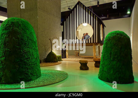 Garten und Teehaus, entworfen von Yasuo Mariyama in der japanischen Haus Ausstellung Barbican Gallery, Stadt der Londonr Stockfoto