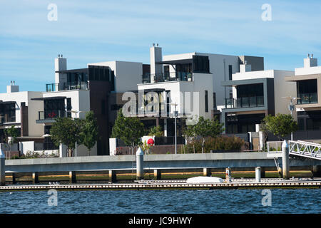 Moderne Häuser auf dem Fluss Yarra, Melbourne, Victoria, Australien. Stockfoto