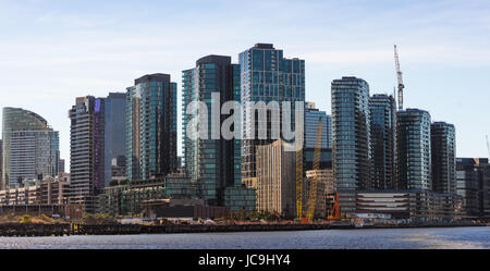 Moderne Gebäude in Melbourne Stadt sprießen. Von Yarra River Rückkehr aus Williamstown gesehen. Victoria. Australien. Stockfoto