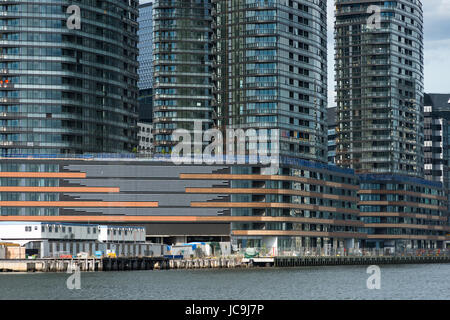 Moderne Gebäude in Melbourne Stadt sprießen. Von Yarra River Rückkehr aus Williamstown gesehen. Victoria. Australien. Stockfoto