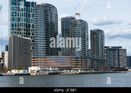 Moderne Gebäude in Melbourne Stadt sprießen. Von Yarra River Rückkehr aus Williamstown gesehen. Victoria. Australien. Stockfoto