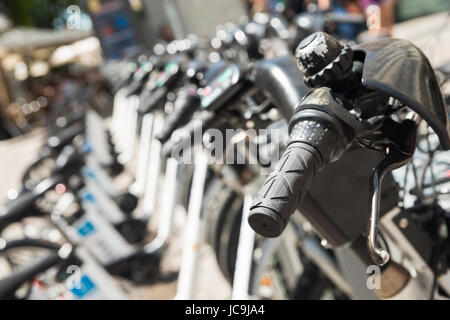 Nahaufnahme der Fahrräder auf dem Parkplatz In Madrid. Close Up von Fahrradlenker. Stockfoto