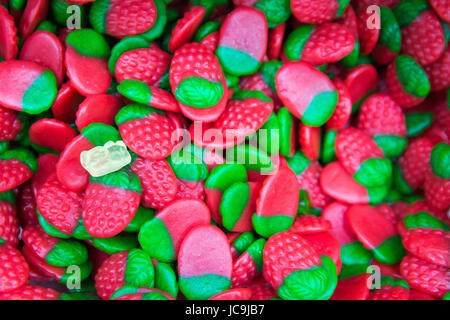 Eine Menge von Gummy Erdbeeren Helligkeit im Markt Stockfoto