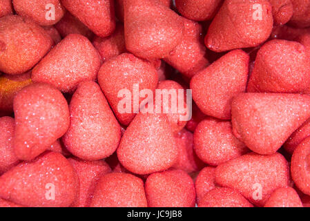 Eine Menge von Gummy Erdbeeren im Markt Stockfoto