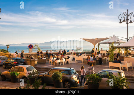 Cagliari Castello, entspannen auf der Terrasse einer Bar in der Via Santa Croce mit Blick auf die Stadt und ihr Hafen bei Sonnenuntergang im Castello Viertel Volk. Stockfoto