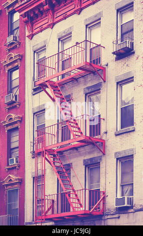 Vintage getönten Foto von einer Feuertreppe Wohngebäude in Manhattan, New York City, USA. Stockfoto