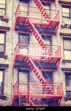 Vintage getönten Foto von einer Feuertreppe Wohngebäude in Manhattan, New York City, USA. Stockfoto