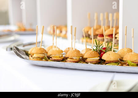 Mini Hamburger, Fingerfood, Mini-Burger, Party Essen, Schieberegler. Stockfoto