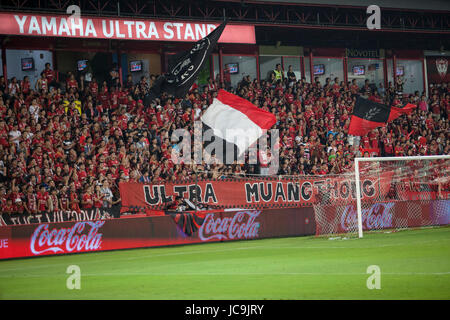 BANGKOK THAILAND - 15,2014 März: ultra Muang Fußball Fan-Club Team im heimischen Stadion, Muang Vereinten Fuß Ball Club ist am beliebtesten in Thai Stockfoto