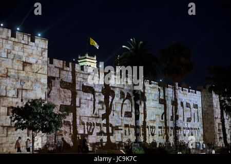 Die Worte, die westliche Mauer in Hebräisch sind auf den Mauern der alten Stadt Jerusalem zum Gedenken an den 50. Jahrestag der Sechs-Tage-Krieg 1967 und die Wiedervereinigung der Stadt projiziert. Stockfoto