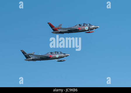 Helsinki, Finnland - 9. Juni 2017: zwei Silber-Jets Aerobatic Team Fouga CM 170 Magister Jets fliegen auf der Kaivopuisto Air Show in Helsinki, Finnland. Stockfoto