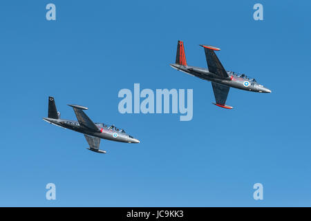 Helsinki, Finnland - 9. Juni 2017: zwei Silber-Jets Aerobatic Team Fouga CM 170 Magister Jets fliegen auf der Kaivopuisto Air Show in Helsinki, Finnland. Stockfoto