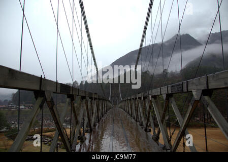 Momosuke Brücke über den Fluss Kiso in Nagiso, Präfektur Nagano, Japan.  Die Brücke wurde im Jahre 1922 gebaut und ist fast 100 Jahre alt. Stockfoto