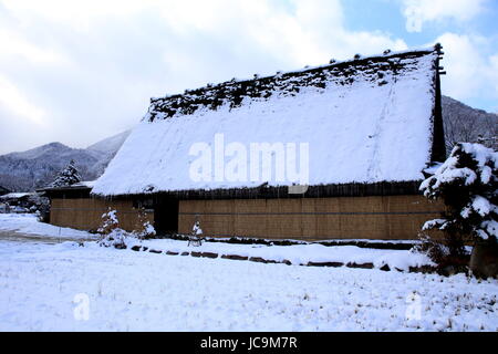 Ein altes Bauernhaus in Gassho-Zukuri, das an ein traditionelles japanisches Gasthaus umgewandelt wurde.  Das Hotel liegt in Shirakawa-Go, Gifu Präfektur, Japan Stockfoto