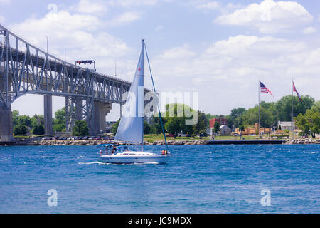 Sarnia, Kanada - 12. Juni 2017. Sportboote und Wassermotorräder Geschwindigkeit nach oben und unten den St. Clair River zwischen Sarnia, Kanada und USA Port Huron. Stockfoto