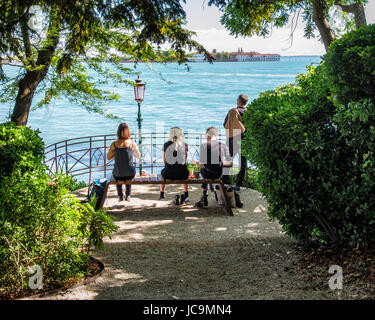 Venice,Castello,Giardini.57th Biennale Venedig 2017, La Biennale di Venezia, Kunstliebhaber, ruht auf einer Bank, Blick auf Blick auf die Lagune Stockfoto