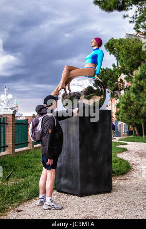 Castello, Venedig, Italien, Carole Feuerman, Hyper-realistischen Bildhauer, Einzelausstellung in der Giardino Della Marinaress, Schwimmer Posen auf Silberkugel Stockfoto