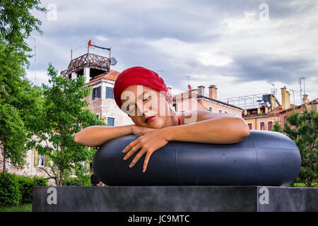 Castello, Venedig, Italien, Carole Feuerman, Hyper-realistischen Bildhauer, Einzelausstellung in der Giardino Della Marinaress, Skulptur, Schwimmer auf schwarzen tube Stockfoto