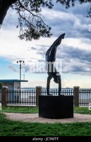 Castello, Venedig, Italien, Carole Feuerman, Hyper-realistischen Bildhauer, Einzelausstellung in der Giardino Della Marinaress, Artwork, Schwimmer im Handstand auf Sockel Stockfoto