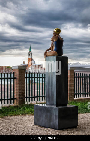 Castello, Venedig, Italien, Carole Feuerman, Hyper-realistischen Bildhauer, Einzelausstellung in der Giardino Della Marinaress, Skulptur, Schwimmer auf Sockel Stockfoto