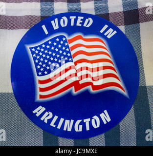 ARLINGTON, VIRGINIA, USA - Voting Aufkleber auf Shirt lesen "In Arlington gestimmt." Virginia Primary 13. Juni 2017. Stockfoto