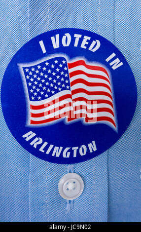 ARLINGTON, VIRGINIA, USA - Voting Aufkleber auf Shirt lesen "In Arlington gestimmt." Virginia Primary 13. Juni 2017. Stockfoto