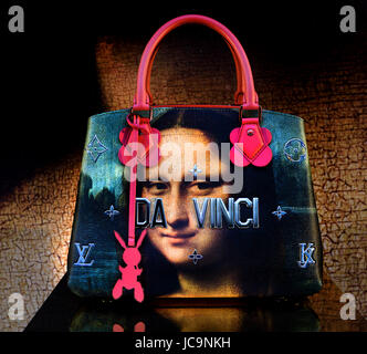 Mona Lisa von Leonardo da Vinci - Da-Vinci-Tasche (Louis Vuitton Französisch Mode Haus Paris Frankreich) Florenz Italien Italienisch (Schaufenster) Meister LV X KOONS Stockfoto