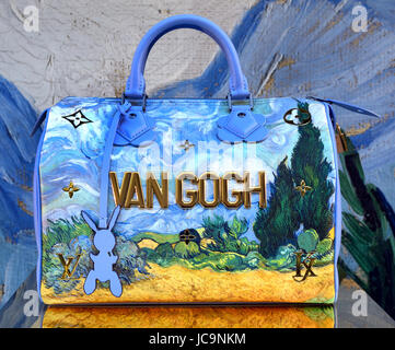 Vincent Van Gogh Tasche Louis Vuitton Franzosisch Mode Haus Paris Frankreich Florenz Italien Italienisch Schaufenster Meister LV X KOONS Stockfotografie Alamy