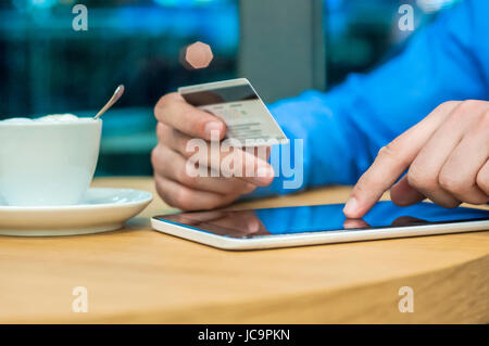 Internet-shopping online-Mann mit TabletPC und Kreditkarte. Internet-Shopper Dinge im Internet zu kaufen. Stockfoto