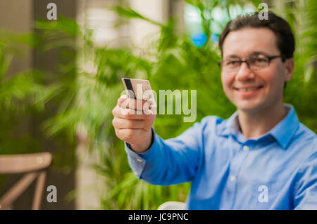 Kunden, die Rechnung im Restaurant mit seiner Kreditkarte bezahlen. Händen eines Mannes geben Plastikkarte Kellner die Bestellung bezahlen Stockfoto